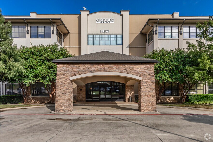 1452 Hughes Rd, Grapevine, TX à louer - Photo du bâtiment - Image 3 de 8