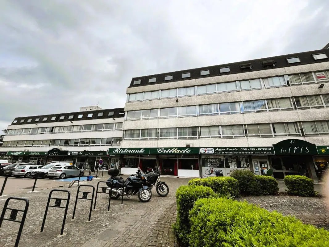 Retail in Ris-Orangis for lease Building Photo- Image 1 of 14