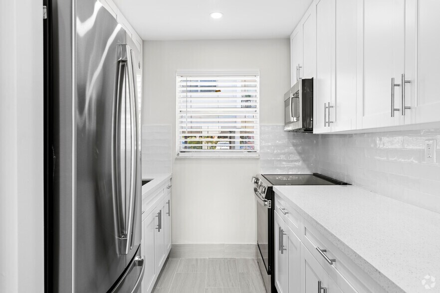 1355 W 44th Pl, Hialeah, FL à vendre - Photo intérieure - Image 2 de 37