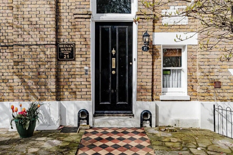 21 Vale Sq, Ramsgate for sale - Building Photo - Image 2 of 35