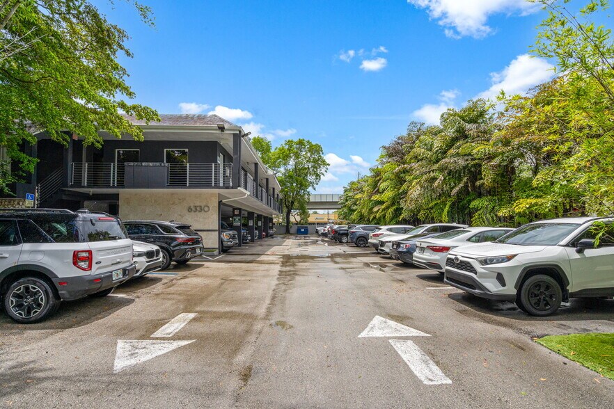 6330 Manor Ln, South Miami, FL à louer - Photo du bâtiment - Image 1 de 70