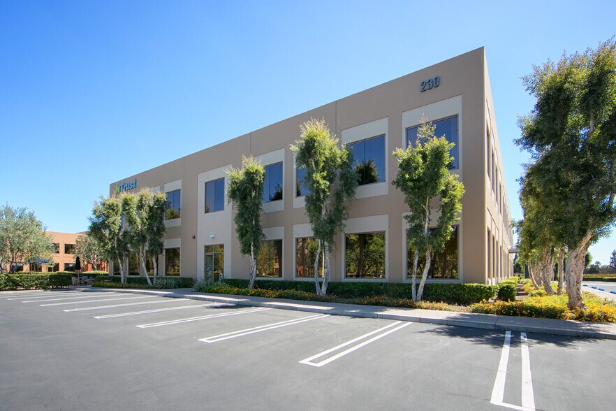 230 Commerce Dr, Irvine, CA à louer - Photo du bâtiment - Image 2 de 4
