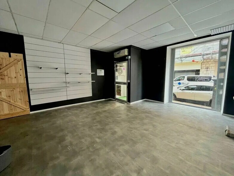 Retail in Nice for lease - Interior Photo - Image 1 of 8