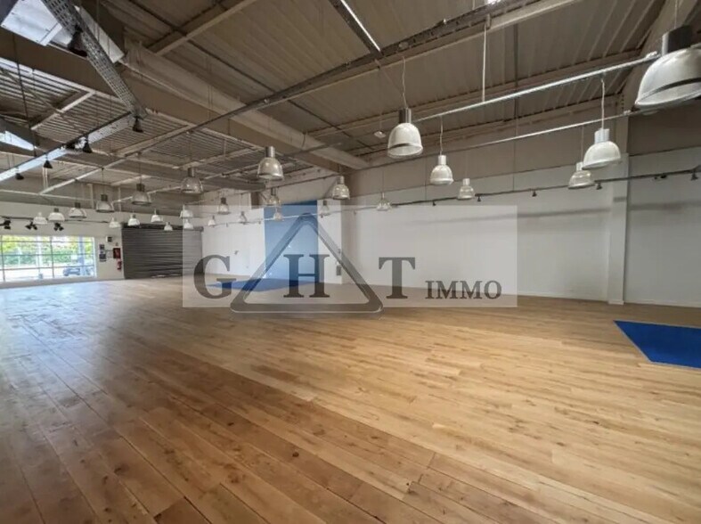 Industrial in Maurepas for lease - Building Photo - Image 3 of 4