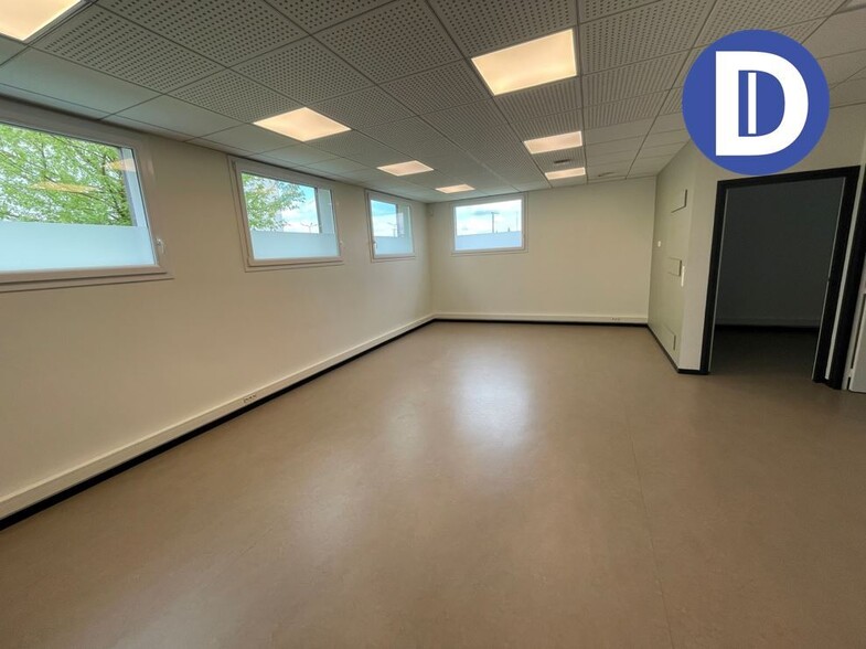 3 Rue Pablo Picasso, Ennery for lease - Interior Photo - Image 2 of 6