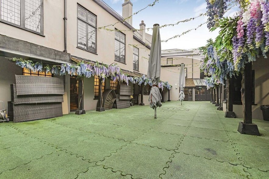 93 High St, Brentwood for sale - Building Photo - Image 3 of 93