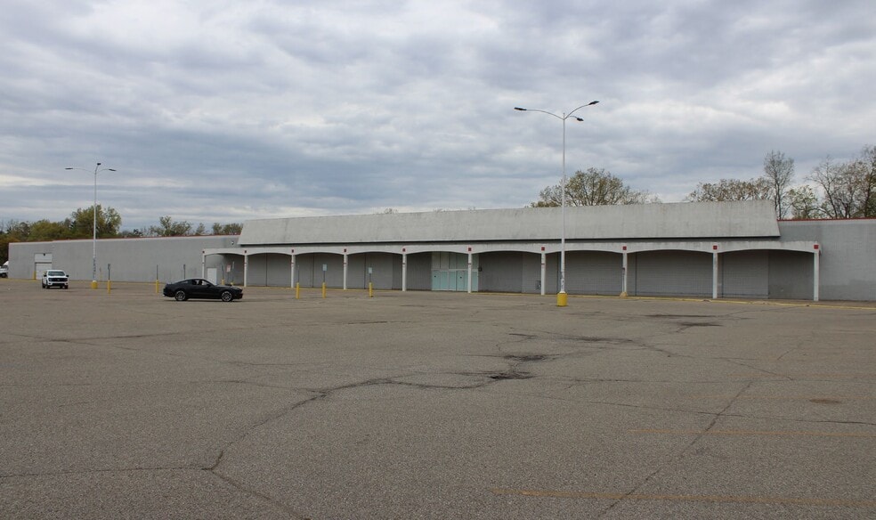 7601-7651 23 Mile Rd, Utica, MI for sale - Building Photo - Image 2 of 6