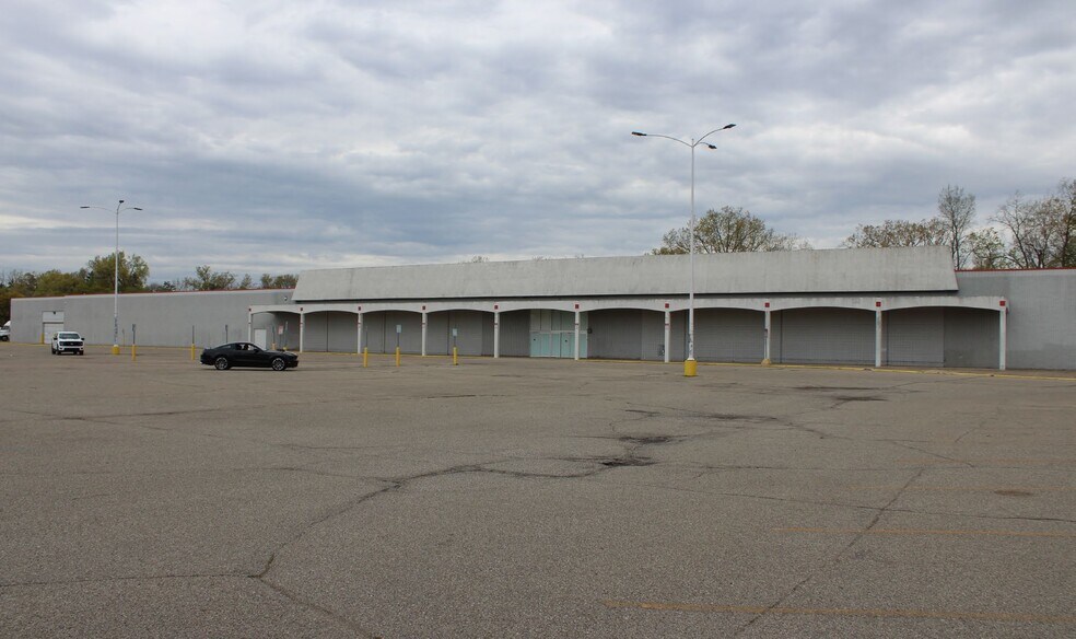 7601-7651 23 Mile Rd, Utica, MI à vendre - Photo du bâtiment - Image 2 de 6