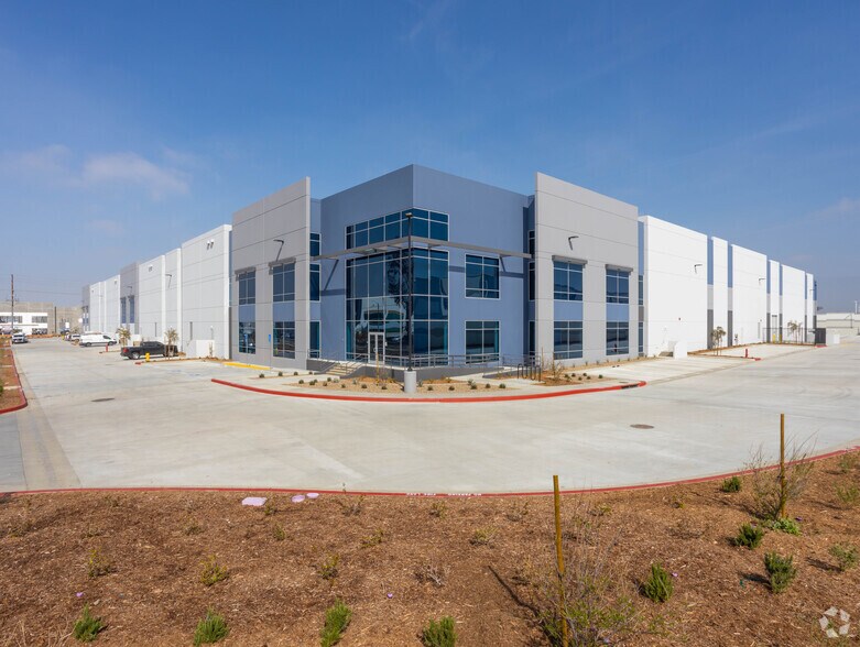 10855 Cherry Ave, Fontana, CA à louer - Photo du bâtiment - Image 3 de 12