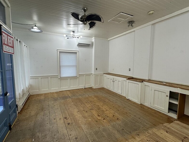 102 Water St, Waupaca, WI à vendre - Photo intérieure - Image 3 de 7