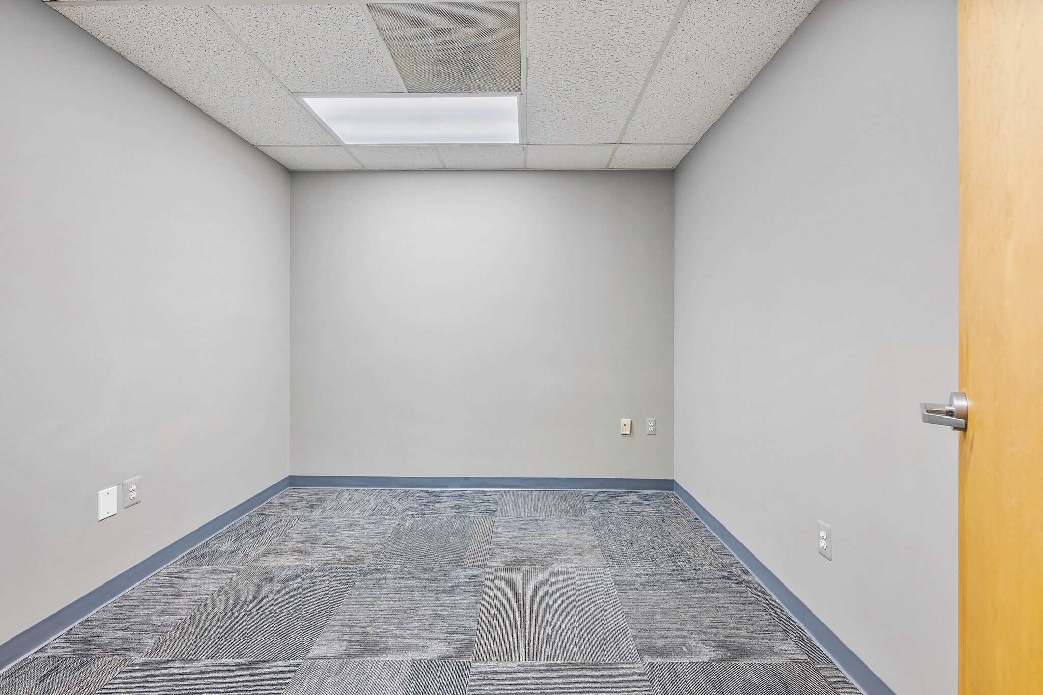 1695 W Twelve Mile Rd, Berkley, MI for lease Interior Photo- Image 1 of 13