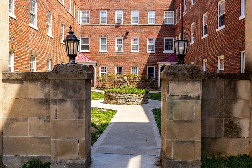 2836 Harrison Ave, Cincinnati, OH à vendre - Photo du bâtiment - Image 2 de 26