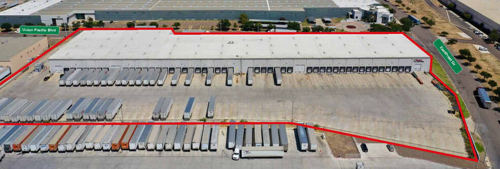 837 Union Pacific Blvd, Laredo, TX for lease - Building Photo - Image 2 of 14