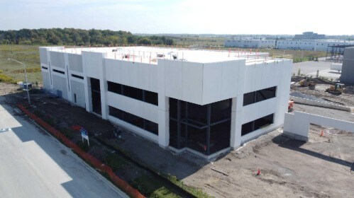 310 Addison Hall Cir, Aurora, ON à louer - Photo du bâtiment - Image 2 de 7