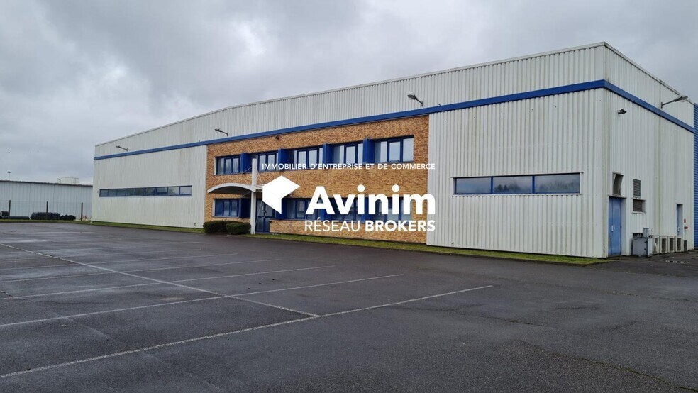 Industrial in Sandouville for lease - Building Photo - Image 1 of 8