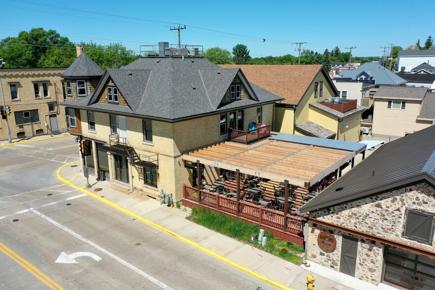 100-104 W Washington St, Slinger, WI for sale - Primary Photo - Image 1 of 2