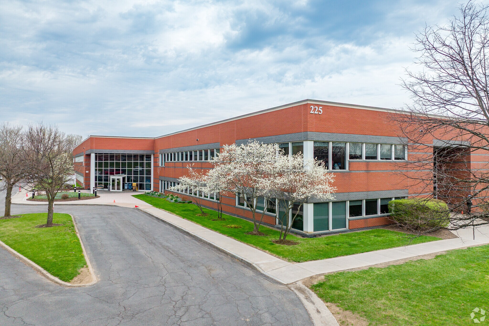 225 Greenfield Pky, Liverpool, NY for lease Primary Photo- Image 1 of 8