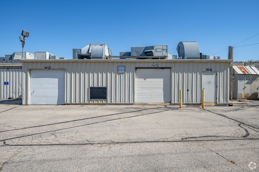 612 E Lake St, Lake Mills, WI for lease - Building Photo - Image 3 of 21