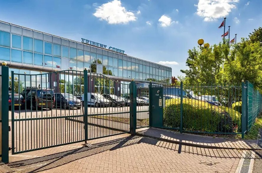 Oakcroft Rd, Chessington for lease - Building Photo - Image 3 of 18