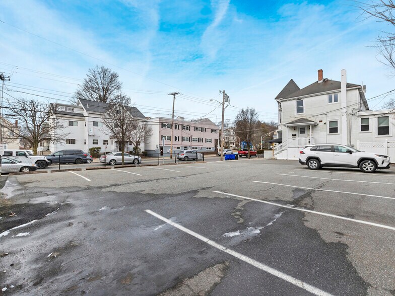 452 Pleasant St, Malden, MA à louer - Photo du bâtiment - Image 3 de 3