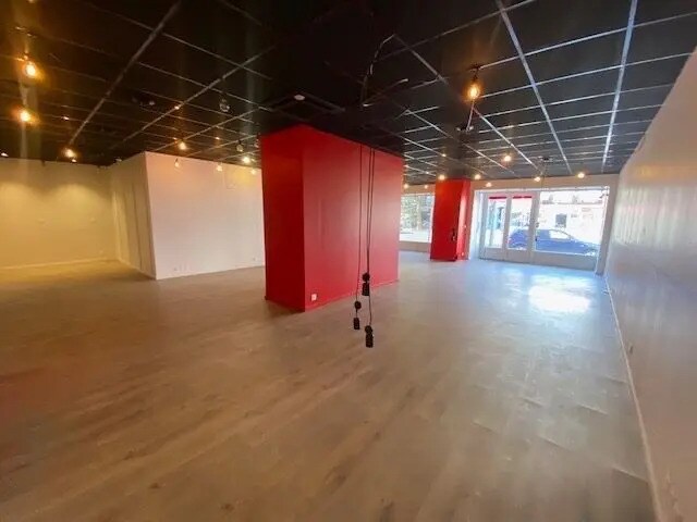 Retail in Saint-Ouen-sur-Seine for lease - Interior Photo - Image 2 of 2