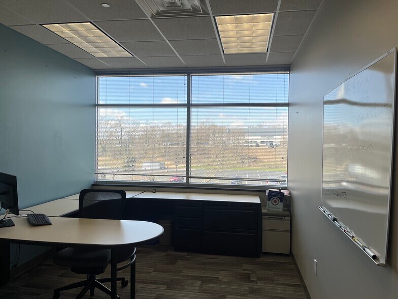 2424 Rimrock Rd, Madison, WI à louer - Photo intérieure - Image 2 de 14