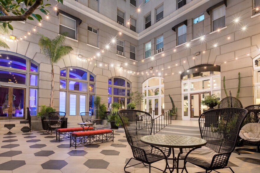 2619 Wilshire Blvd, Los Angeles, CA for lease - Lobby - Image 3 of 8