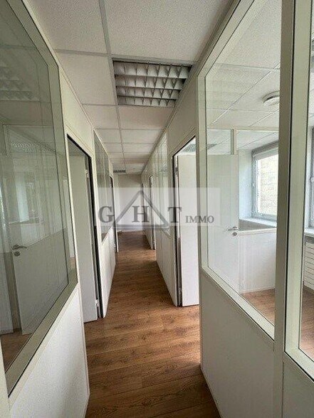 Office in Montreuil for lease - Interior Photo - Image 3 of 12