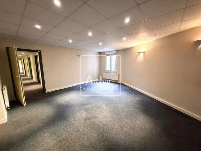 Retail in Melun for sale - Interior Photo - Image 3 of 8