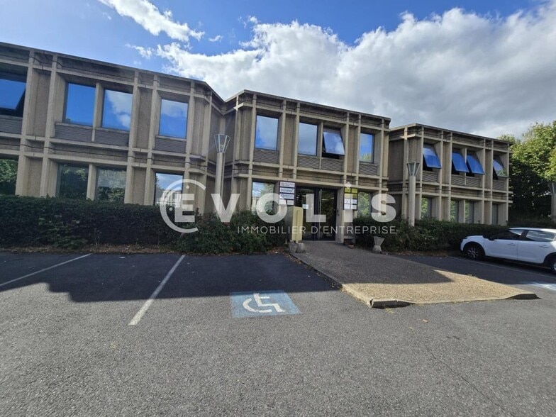 Office in Saint Aubin for lease - Building Photo - Image 1 of 8