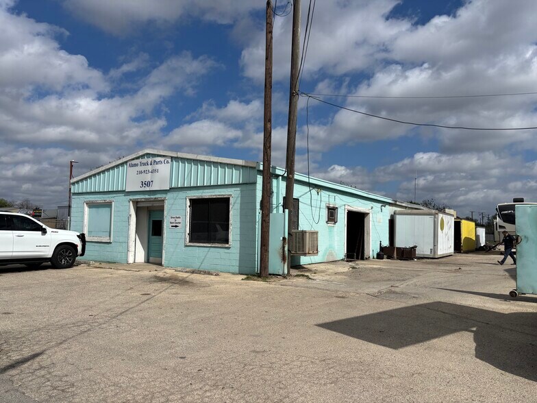 3507 SW Military Dr, San Antonio, TX à vendre - Photo du bâtiment - Image 2 de 3