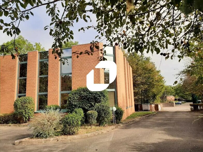 Office in Trappes for lease - Building Photo - Image 2 of 8