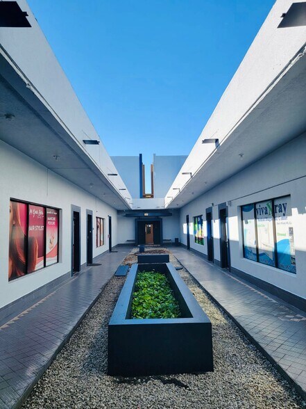 3700-3750 W 16th Ave, Hialeah, FL à louer - Photo du bâtiment - Image 3 de 11