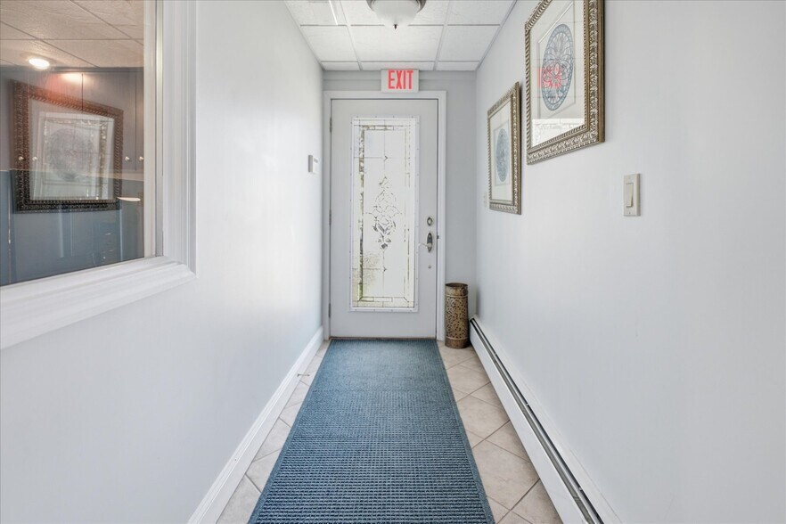 20 Manor Rd, Smithtown, NY à vendre - Photo du bâtiment - Image 2 de 19