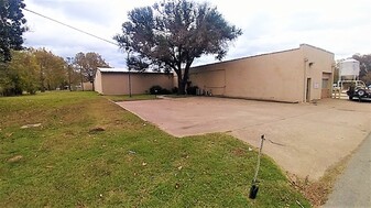 131 E Sears St, Denison TX - Entrepôt