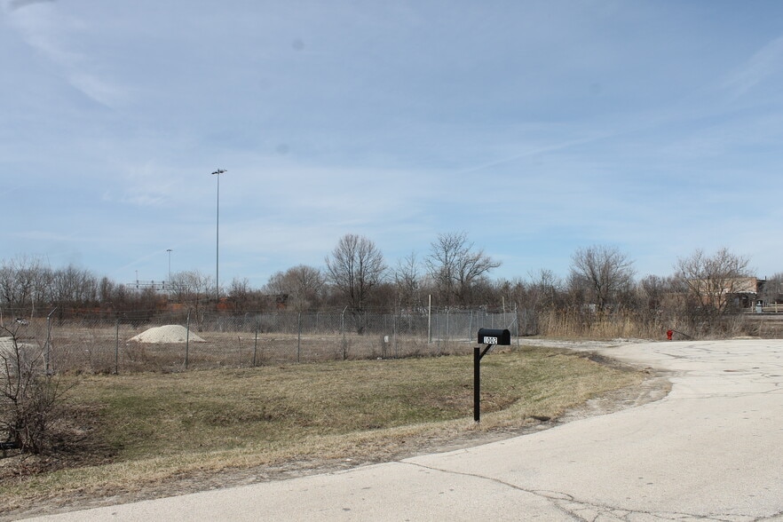 1002 Old Eola Rd, Aurora, IL for sale - Primary Photo - Image 1 of 4