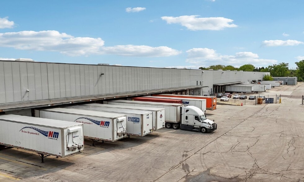 5201-5401 W Donges Bay Rd, Mequon, WI for lease - Building Photo - Image 3 of 4