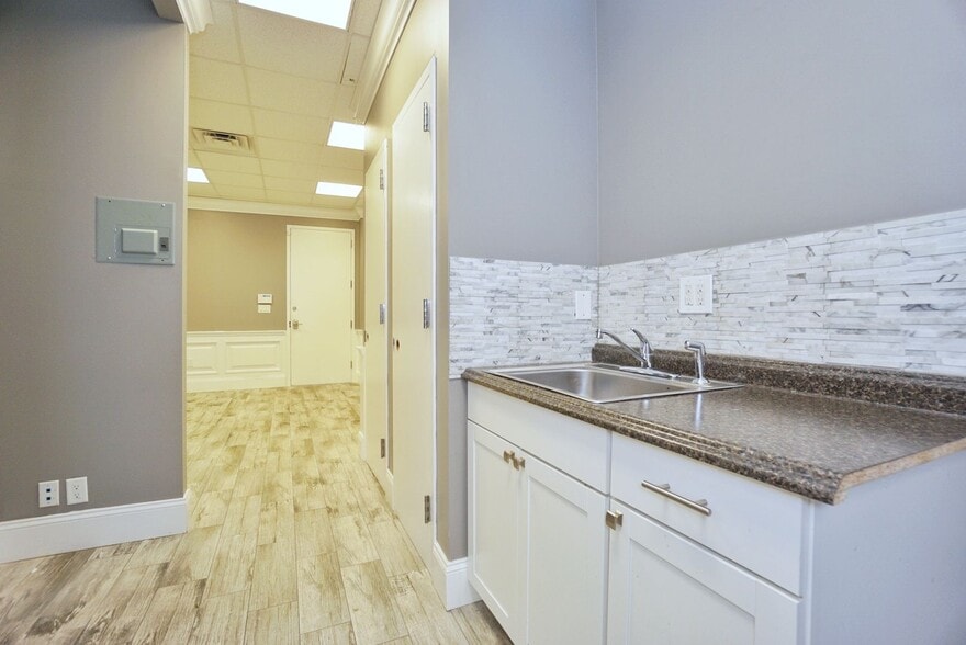 260 Christopher Ln, Staten Island, NY for lease - Interior Photo - Image 2 of 26