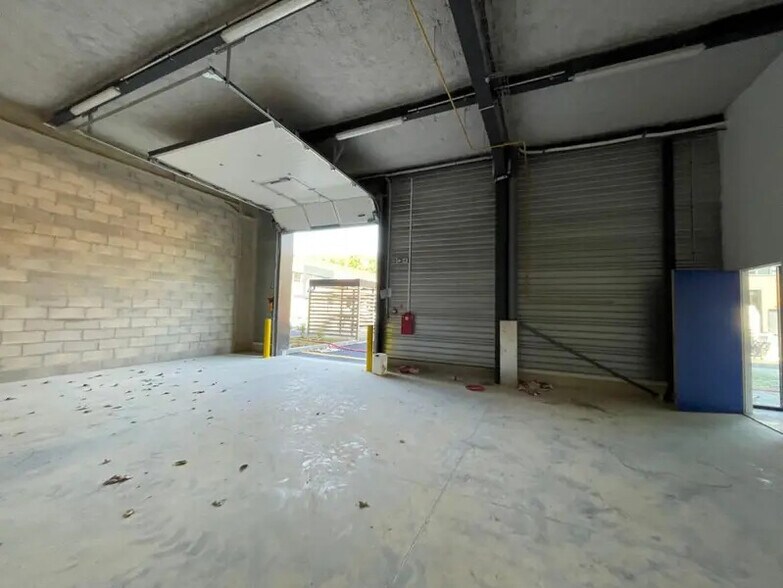 Industrial in Trappes for lease - Interior Photo - Image 3 of 10
