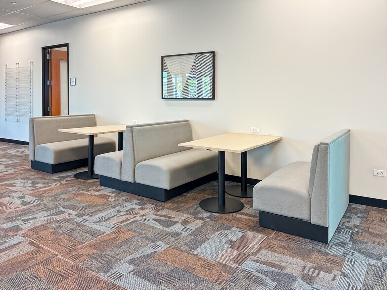 5400 Prairie Stone Pkwy, Hoffman Estates, IL à louer - Photo intérieure - Image 3 de 30