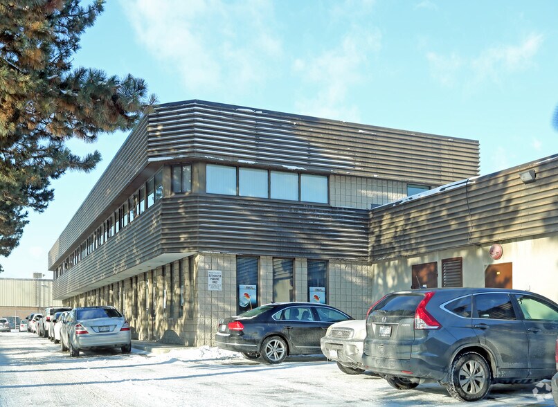 12 Upjohn Rd, Toronto, ON à louer - Photo du bâtiment - Image 2 de 9