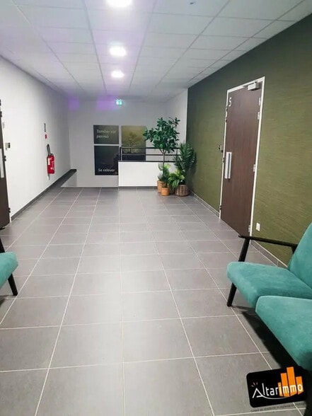 Office in Dreux for lease - Lobby - Image 2 of 11
