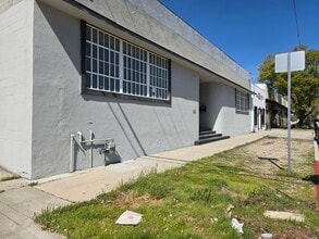 2015 N Lincoln St, Burbank, CA for lease Building Photo- Image 2 of 12