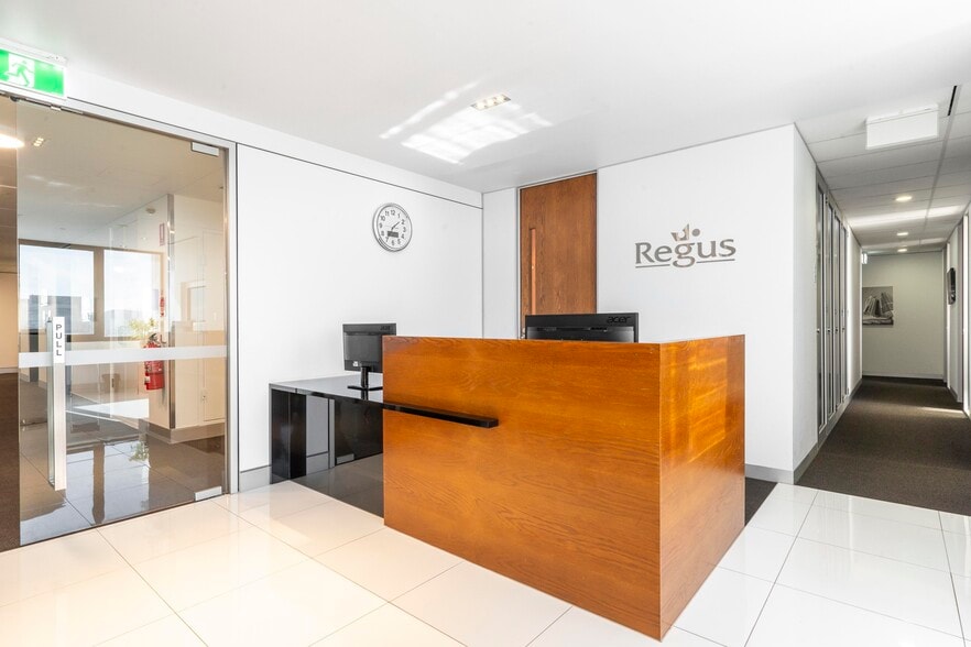 81-81A Bridge Rd, East Molesey for lease - Interior Photo - Image 3 of 9