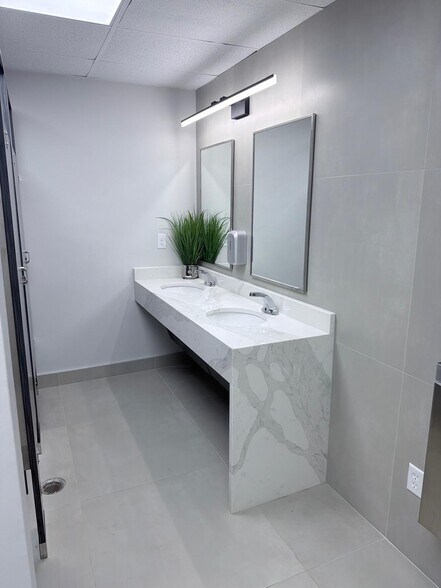 7819 N Dale Mabry Hwy, Tampa, FL à louer - Photo du bâtiment - Image 3 de 3
