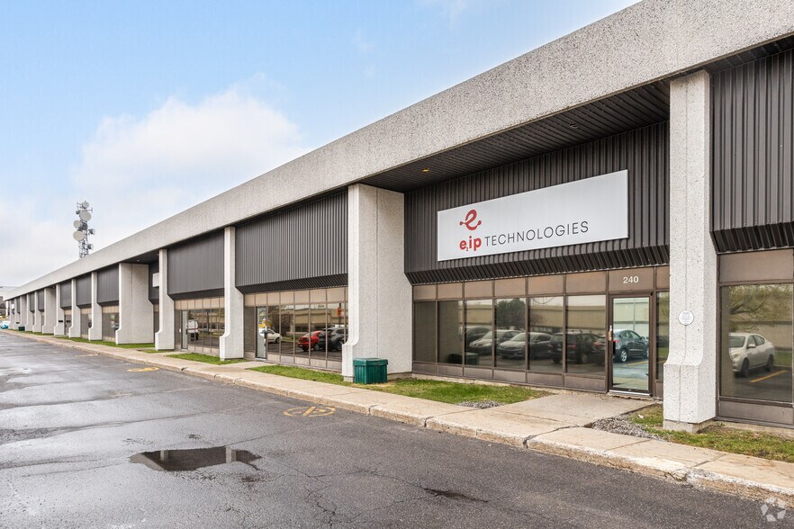 3400-3420 Rue Griffith, Montréal, QC à louer - Photo du bâtiment - Image 3 de 6