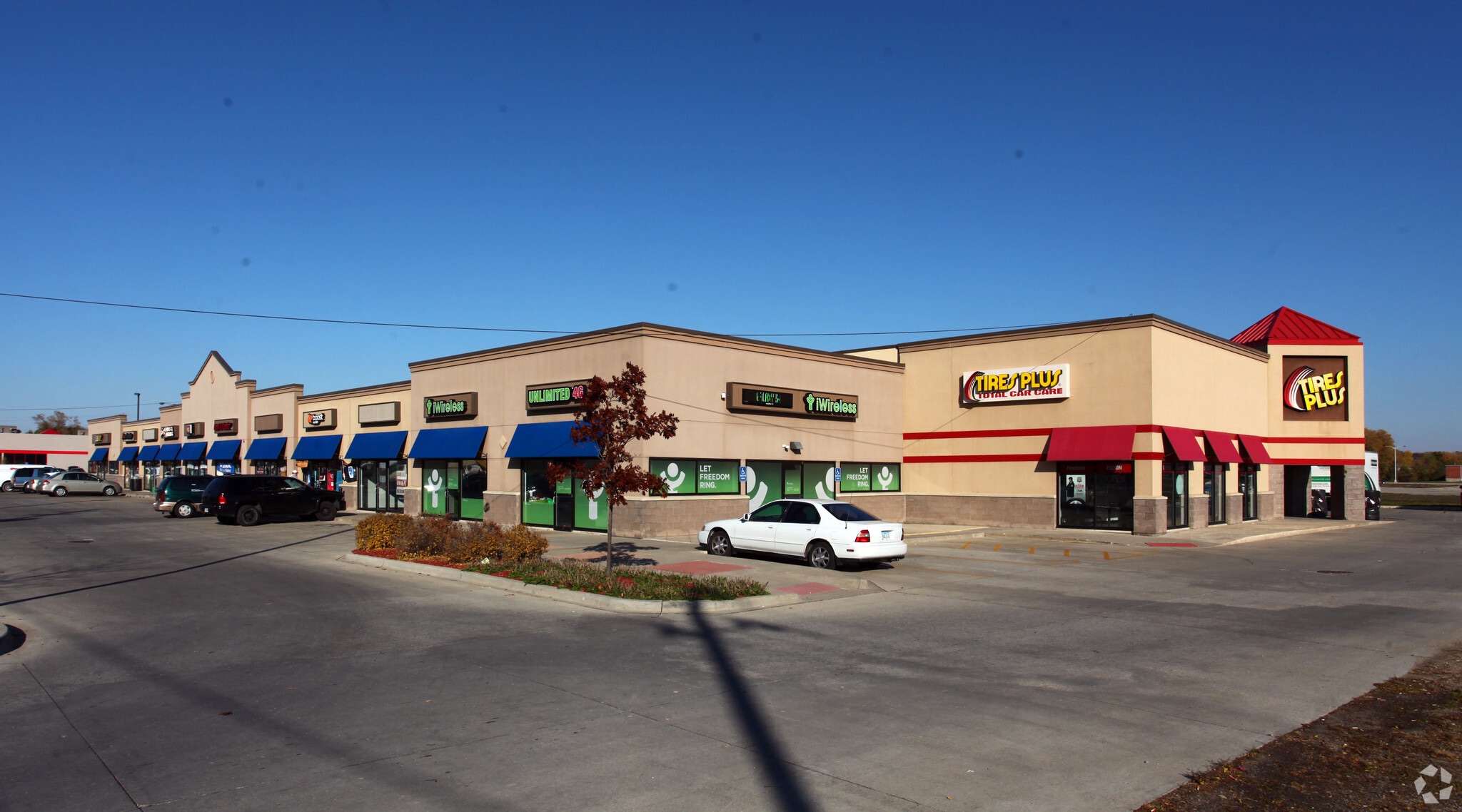 3701 E 14th St, Des Moines, IA for lease Primary Photo- Image 1 of 3