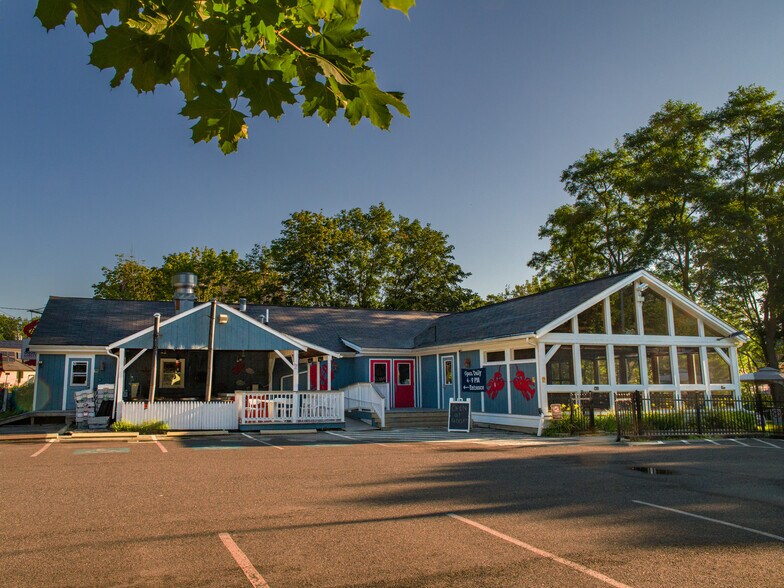 8 South St, Ellsworth, ME à vendre - Photo du bâtiment - Image 2 de 45