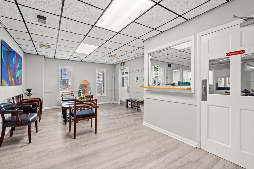 7510 N Forest Dr, North Charleston, SC for sale - Interior Photo - Image 3 of 8