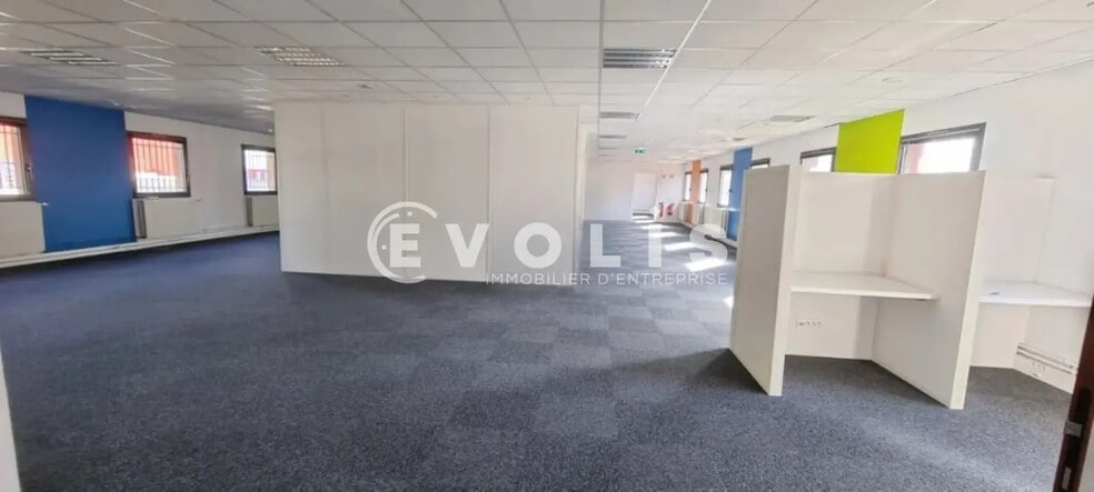 Office in Torcy for lease - Interior Photo - Image 2 of 8